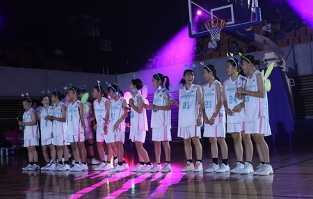 写真：ゴール前で選手たちが整列しているようす