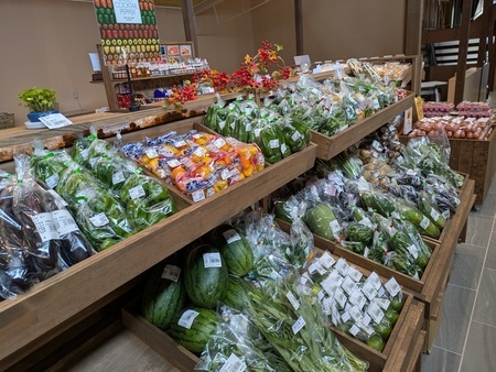 写真：かみす市場の売り場に陳列された農産物