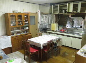 写真：モダンな内装のリビングダイニングキッチン