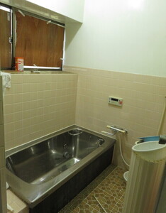 写真：ステンレスの浴槽・シャワーを備えた浴室