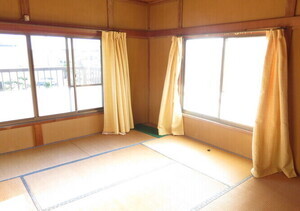 写真：2階西側和室(8畳)を別角度から撮影。日当たりがよく南側の窓からベランダに出入りできます