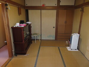 写真：押し入れや収納棚を備えた2階東側和室