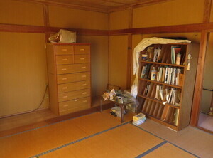 写真：2階西側和室(8畳)。タンスやレコードを保管する棚を備えている