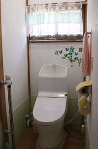 写真：窓から採光のとれる1階北側トイレ