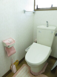 写真：ホワイトを基調とした清潔感のある洋式トイレ。ウォシュレット完備