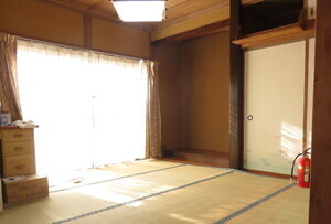 写真：収納スペースを備えた1階西側和室