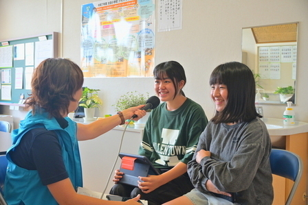 写真：エフエムかしま「かみす放送局」の収録に臨む代表児童