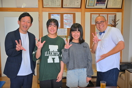 写真：エフエムかしま「かみす放送局」の収録後にオスペンギンと代表児童たちで記念撮影