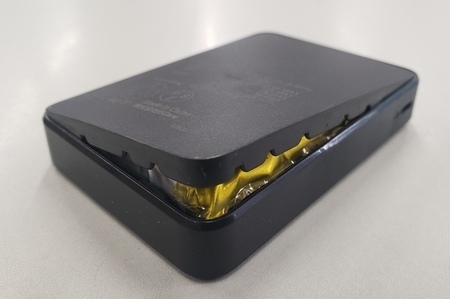 写真：膨張し変形したモバイルバッテリー