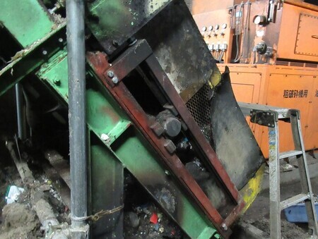 写真：充電池などがごみ処理施設内で発火し、焼け焦げた機械