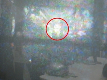 写真：破砕処理中に充電池などが破裂するようすを監視カメラが捉えた瞬間