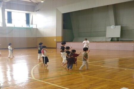 写真：空手のかたを教えてもらう体験の子どもたち