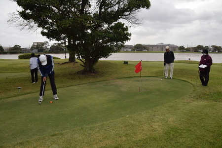 写真：カップに向かってボールを打つ参加者