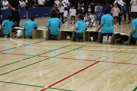 写真：段ボールの箱でつくられた障害物をくぐりぬける子どもたち