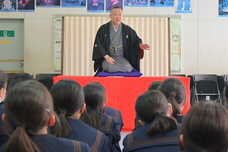 写真：高座にあがって話す柳家三之助さん