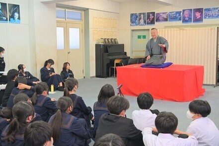 写真：柳家三之助さんの話を真剣に話を聞いている生徒たち