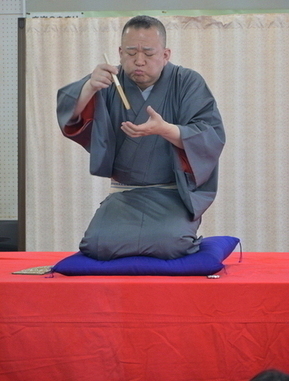 写真：落語の蕎麦を披露する柳家三之助さん