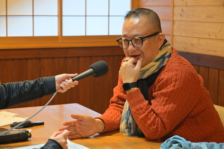 写真：ラジオ収録でマイクに向かって語る柳家三之助さん