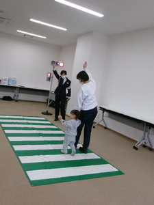 写真:横断歩道の渡り方の練習をする親子