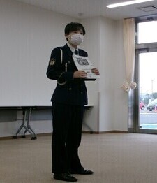 写真:資料をもとに説明する講師