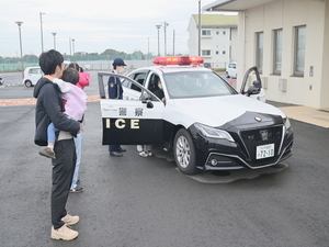 写真:パトカーの見学をする親子