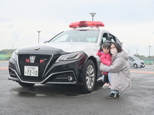 写真:親子でパトカーと記念撮影