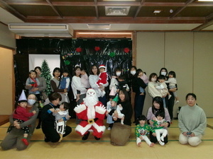 写真：参加者たちとサンタクロースの集合写真