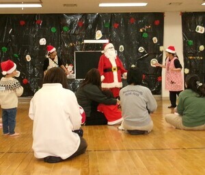 写真：子どもがサンタクロースに質問する様子