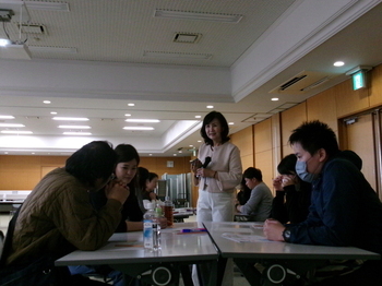 写真:講座の内容を踏まえ、グループワークで話し合う参加者