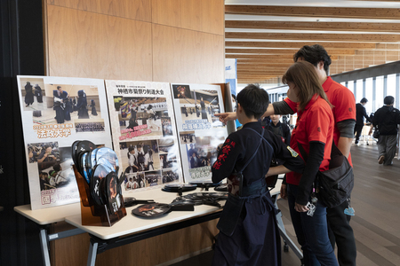 写真：写真のパネルなどが展示された菊祭り剣道大会のPRブースようす