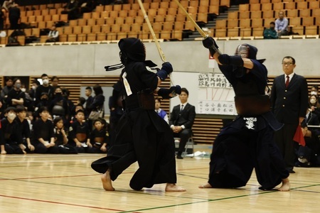 写真：互いに竹刀で激しく打ち込む、男子決勝のようす