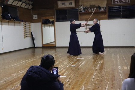 写真:剣道体験で剣道の技の実演を見学している参加者のようす