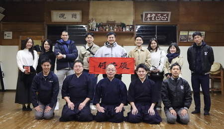 写真:剣道体験で参加者たちとともに集合写真の撮影