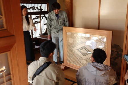 写真:組子細工見学で説明を受けている参加者のようす