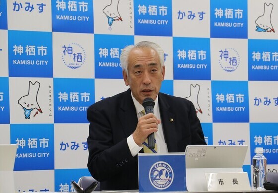 写真：定例記者会見にて記者の質問に答える市長