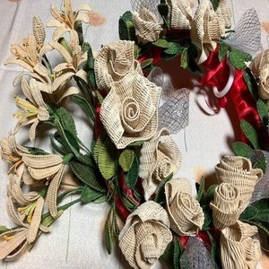 写真:籐で編んだバラのリース