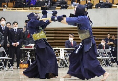 写真：竹刀で激しく諸手突きを打ち込む、男子決勝のようす