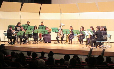 写真:ホールでの演奏風景