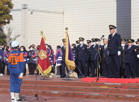 写真:2026年1月12日撮影。模範操法の報告を受ける市長