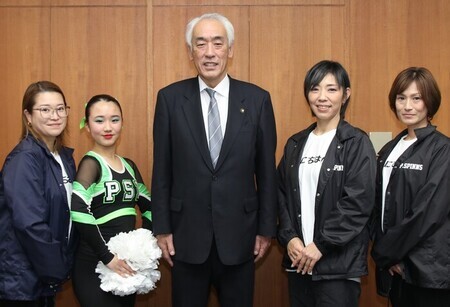 写真：2026年1月14日撮影。訪問者4名と市長