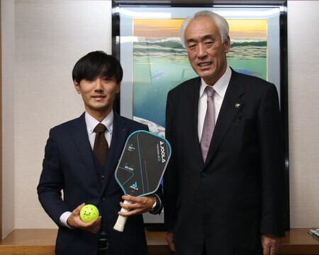 写真：2026年1月15日撮影。訪問者1名と市長。