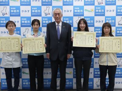 写真：2026年1月19日撮影。訪問者4名と市長。
