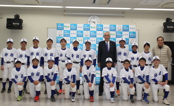 写真：2026年1月23日撮影。選手たちと市長。