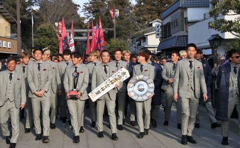 写真：2026年1月28日撮影。優勝シャーレを掲げ、選手たちが鹿島神宮前の参道を歩いているようす。