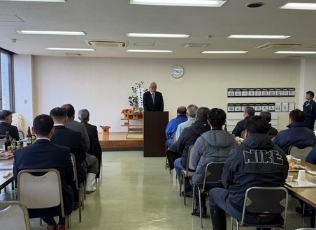 写真:2026年1月5日撮影。挨拶を述べる市長