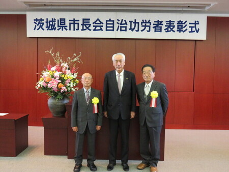 写真：2026年2月5日撮影。式典会場の受賞者2名と市長