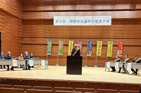 写真：2026年2月7日撮影。壇上で挨拶する市長。