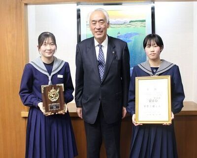 写真：2026年3月18日撮影。表彰楯と賞状を手にする中学生と木内市長で記念撮影