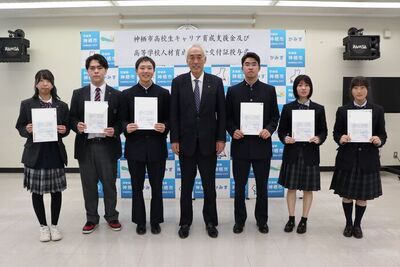 写真:2026年3月18日撮影。交付状を手に持ち市長と記念撮影する高校生たち