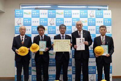 写真：2026年3月23日撮影。木内市長、木之内教育長となめがたしおさい農業協同組合職員